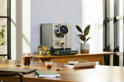 Wähle jetzt dein passendes Paket zum Vorteilspreis, bestehend aus einer Kaffeemaschine, Kaffeekapseln und einem Tassenset.